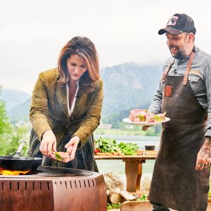 Giuseppe Messina und Landwirtschaftsministerin Michaela Kaniber beim Grillen.