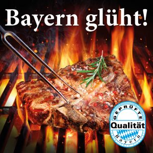 EIn Stück fFleisch auf dem Grill, darüber der Schriftzug "Bayern Glüht"
