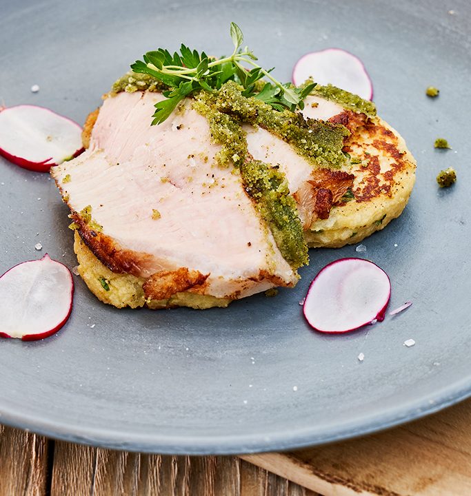 Stauferico Koteletts mit wilder Kruste und gebratenem Kartoffelknödel
