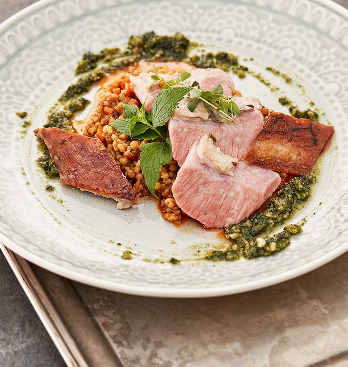Lammrücken mit Graupen und Brennnessel-Pesto