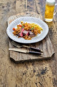 Zwiebelrostbraten aus der Hüfte mit Spätzle und Wurzelgemüse Rezept