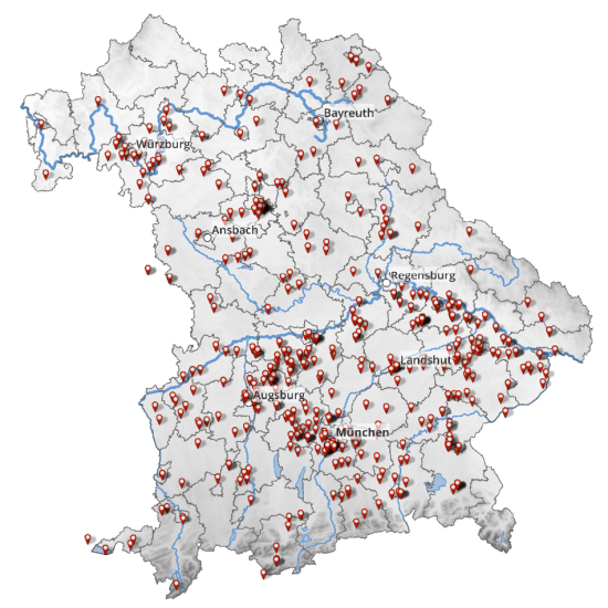GQB_Karten_Standort_Hersteller Denkprozess Denkprozess Hier ein Vorschlag für den Alt-Text: „Karte von Bayern mit zahlreichen roten Standortmarkierungen, die Hersteller mit dem GQ-Bayern-Qualitätssiegel zeigen. Die Betriebe verteilen sich über ganz Bayern, mit Schwerpunkten in Ober- und Niederbayern rund um München, Augsburg, Landshut und Regensburg sowie in Franken um Würzburg.